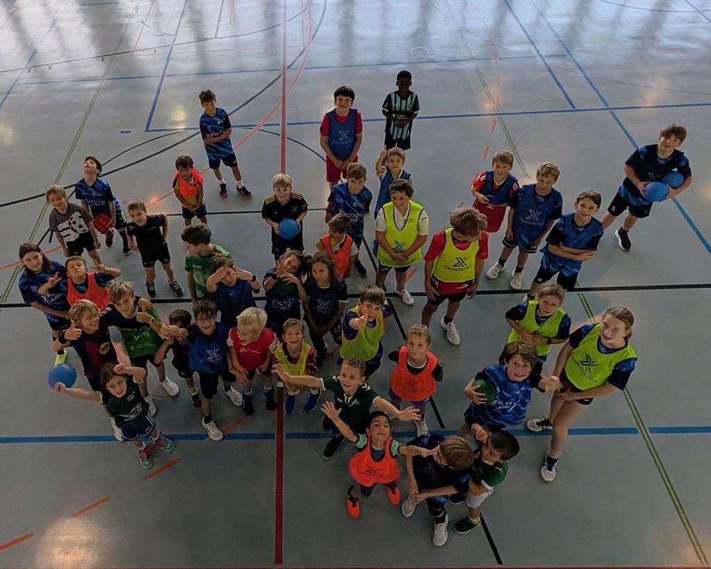 Die Campgruppe blickt gemeinsam in die Kamera.